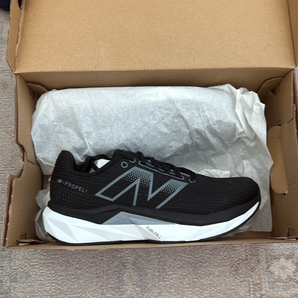NEW WITH TAGS New Balance FuelCell Propel v5